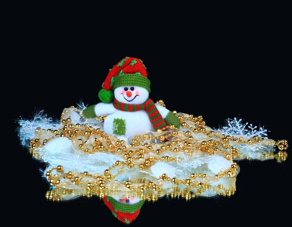 Hračky zdobené sněhuláka, na černém pozadí — Stock fotografie