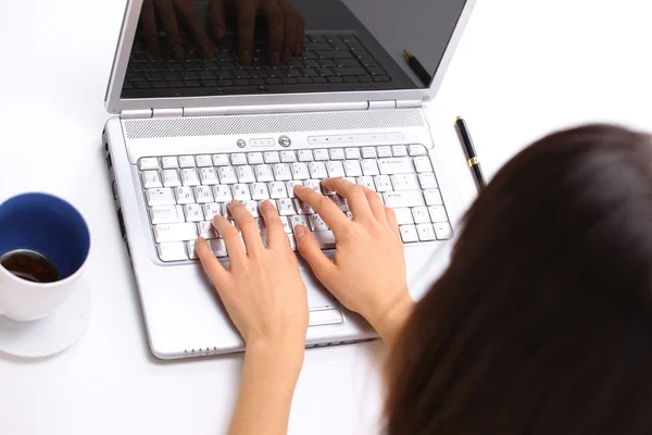 Iş kadını, bir bilgisayarda çalışır. Beyaz arka plan üzerinde izole — Stok fotoğraf