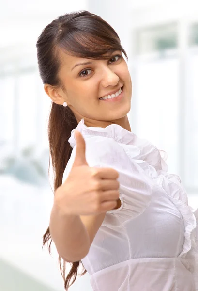 Mooi zakenvrouw toont de duim op de top. — Stockfoto