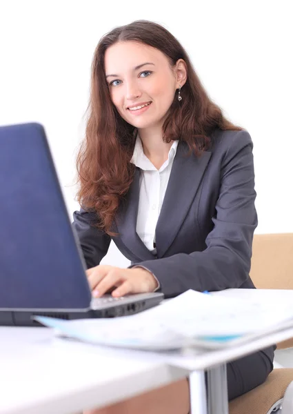 Γυναίκα των επιχειρήσεων στοχαστικός σε ένα γραφείο χαμογελώντας. — Φωτογραφία Αρχείου