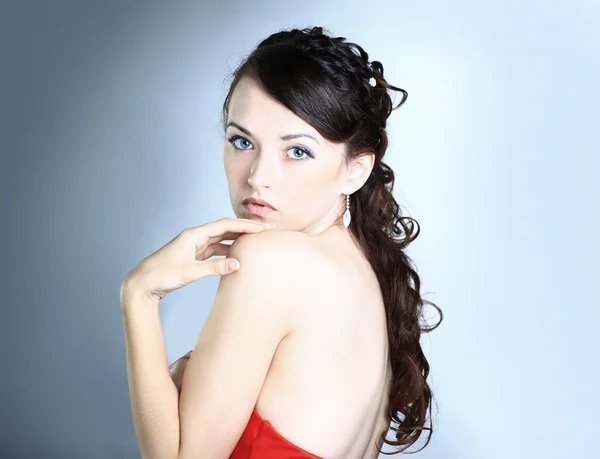 Όμορφο κορίτσι με το κόκκινο φόρεμα. απομονωμένος σε ασπρόμαυρο φόντο. — Φωτογραφία Αρχείου