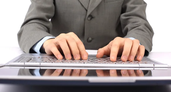 Podnikatel, psaní na jeho laptopu. na bílém pozadí. — Stock fotografie