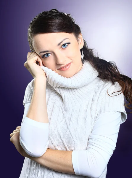 Όμορφο κορίτσι στο πουλόβερ. απομονωμένος σε μοβ φόντο. — Φωτογραφία Αρχείου