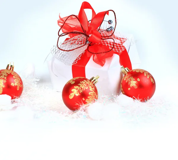Regalo de Navidad con arco de bolas rojas — Foto de Stock