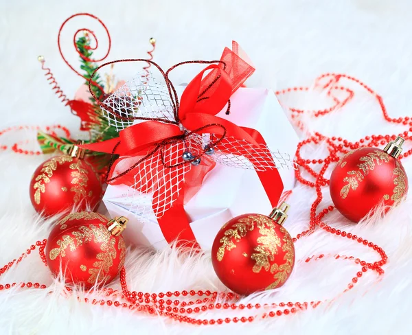 Regalo di Natale con fiocco palle rosse — Foto Stock