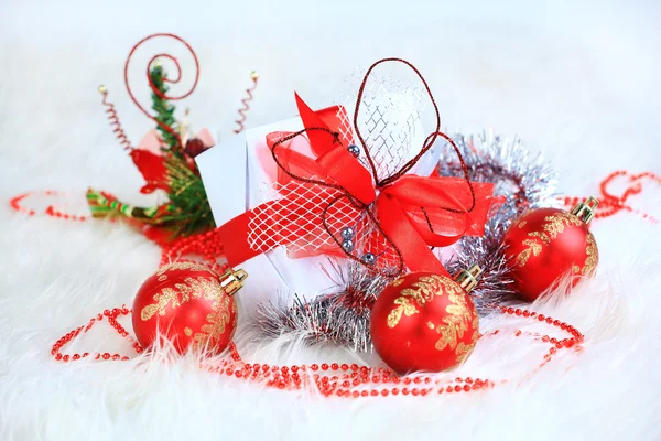 Boże Narodzenie prezent z kokardą czerwony piłki — Zdjęcie stockowe