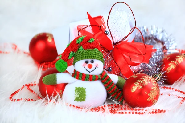 Muñeco de nieve festivo con fondo de luz de Navidad — Foto de Stock
