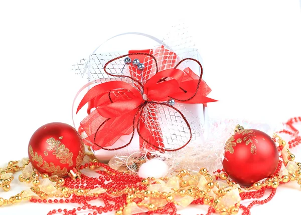 Рождественский подарок с красными шариками — стоковое фото