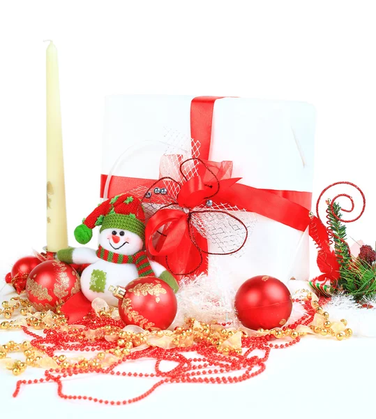 빨간 공 활과 크리스마스 선물 — 스톡 사진