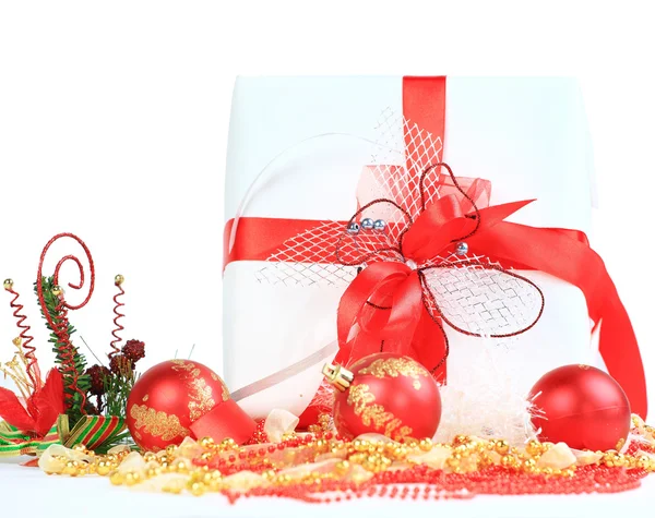 Presente de Natal com bolas vermelhas arco — Fotografia de Stock