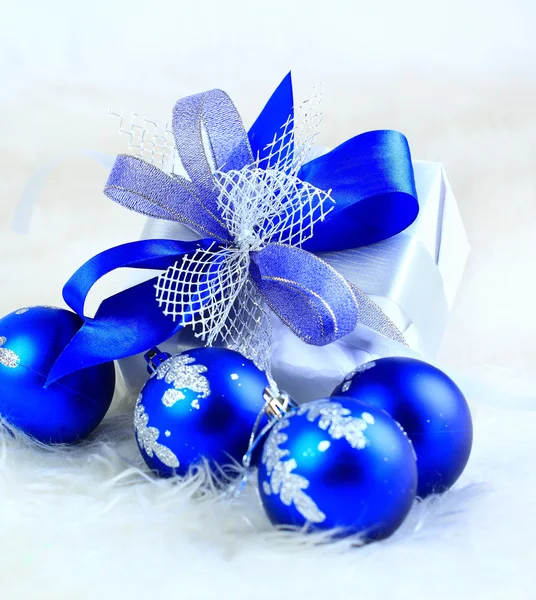 Boules festives avec boîte cadeau sur neige — Photo