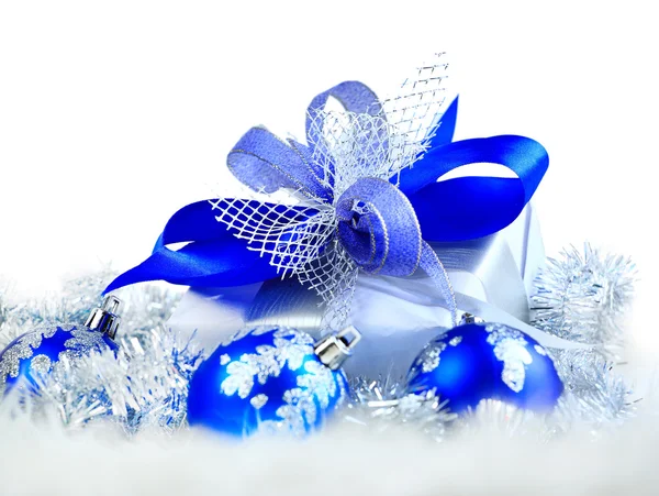 Palle festive con scatola regalo sulla neve — Foto Stock
