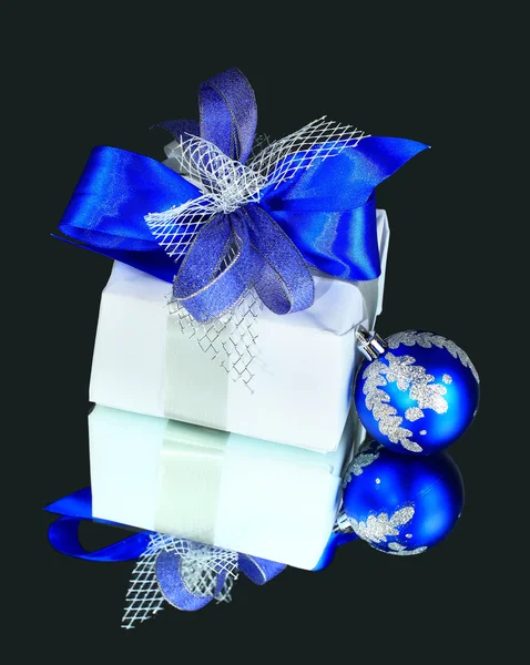 Bolas festivas con caja de regalo en la nieve —  Fotos de Stock