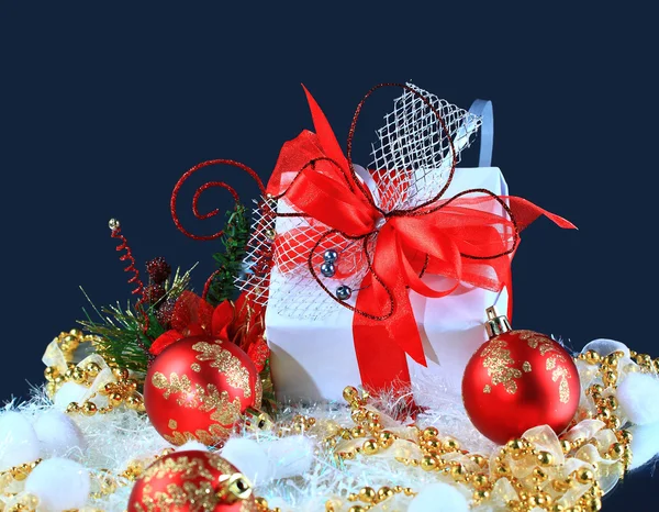 De gift van Kerstmis met rode ballen boog — Stockfoto