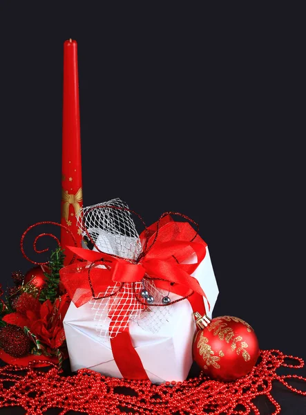 Різдвяний подарунок з червоними кульками — стокове фото