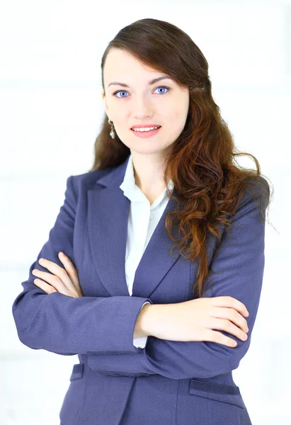 Retrato de una linda joven mujer de negocios sonriendo, en un ambiente de oficina — Foto de Stock