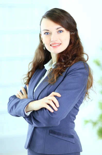 Portret van een leuke jonge zakenvrouw glimlachend, in een kantooromgeving — Stockfoto