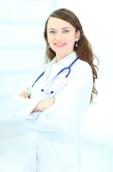 Молодая привлекательная женщина-врач в клинике . — стоковое фото