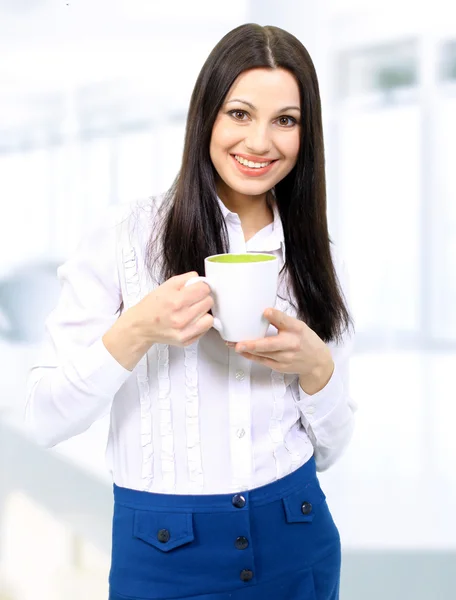 Портрет красивої ділової жінки, що тримає чашку кави — стокове фото