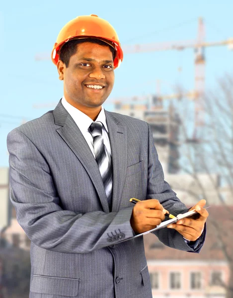 Een mannelijke bouwvakker een bouwterrein. — Stockfoto