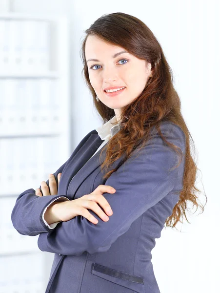 Retrato de una linda joven mujer de negocios sonriendo, en un ambiente de oficina —  Fotos de Stock