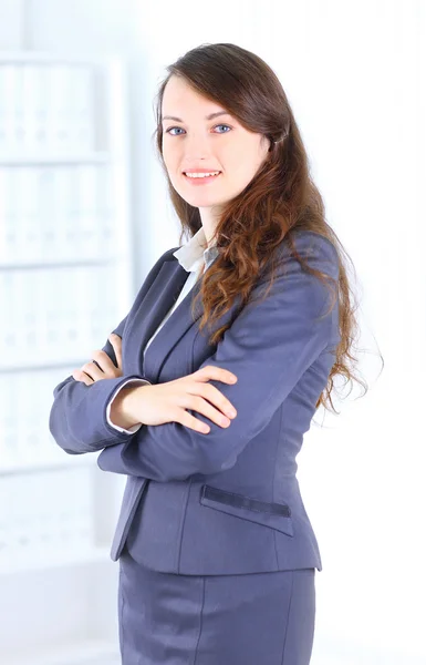 Portret van een leuke jonge zakenvrouw glimlachend, in een kantooromgeving — Stockfoto