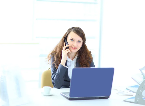 Düşünceli bir iş kadını gülümseyen, ofis negotiatio yürütmektedir — Stok fotoğraf