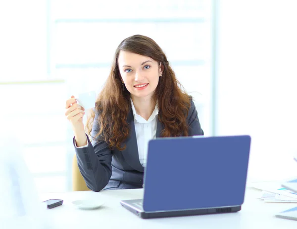 Przemyślany biznes kobieta w biurze uśmiechający się picia kawy. — Zdjęcie stockowe
