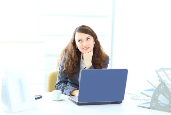Jeune femme d'affaires rêveuse, travaillant avec l'ordinateur portable . — Photo