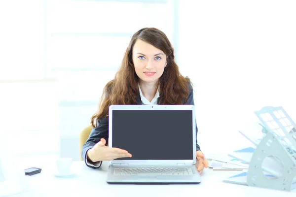 Trevlig affärskvinna i kontoret, representation av den bärbara datorn. — Stockfoto