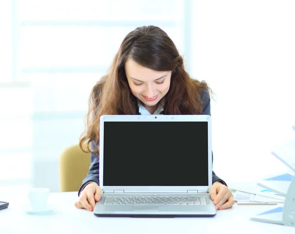 Trevlig affärskvinna i kontoret, representation av den bärbara datorn. — Stockfoto