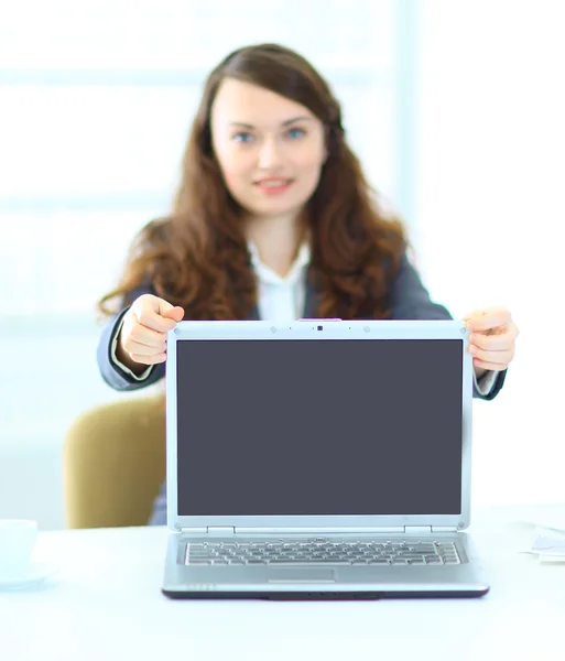 Mulher de negócios agradável no escritório, representação do laptop . — Fotografia de Stock