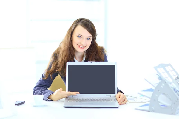 Nette Geschäftsfrau im Büro, Darstellung des Laptops. — Stockfoto
