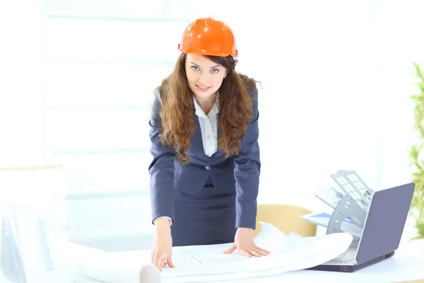 Vacker affärskvinna, en ingenjör med arbetsplanen, stående i den av — Stockfoto