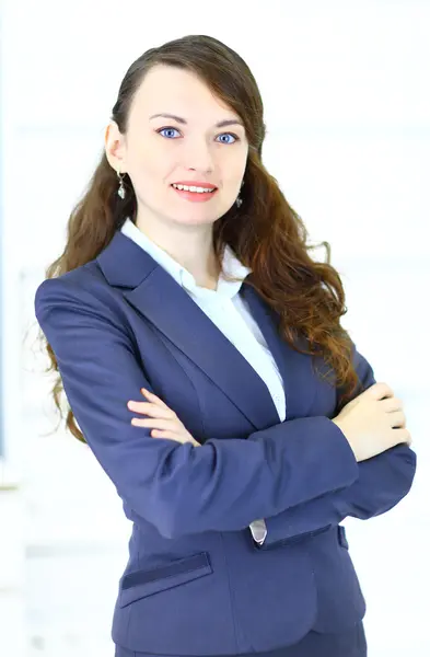 Retrato de una linda joven mujer de negocios sonriendo, en un ambiente de oficina — Foto de Stock