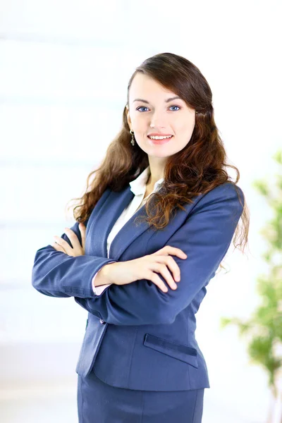 Ritratto di una giovane donna d'affari carina sorridente, in un ambiente di ufficio — Foto Stock