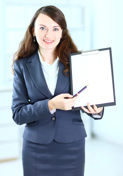 Porträt einer netten jungen Geschäftsfrau mit lächelndem Arbeitsplan. — Stockfoto