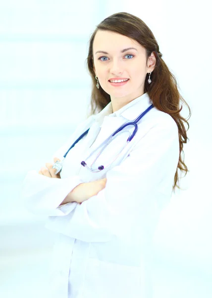 Een jonge aantrekkelijke vrouw arts in de kliniek. — Stockfoto