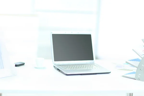 Démonstration d'un ordinateur portable dans le bureau de la vue de face . — Photo