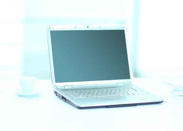 Pokaz laptopa w biurze widok z przodu. — Zdjęcie stockowe