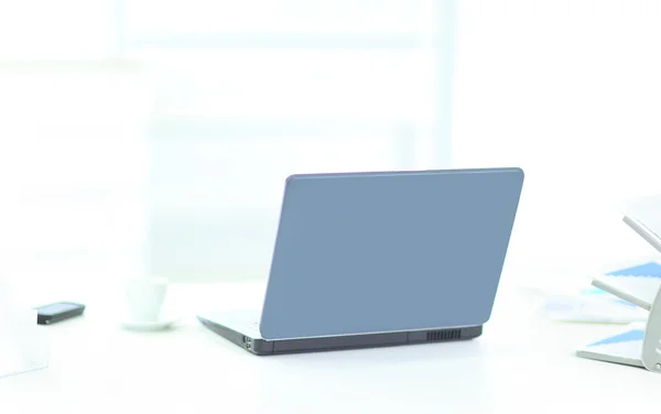 Pokaz laptopa w biurze widok z tyłu. — Zdjęcie stockowe