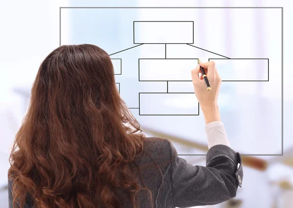 Junge Geschäftsfrau zeichnet ein Diagramm isoliert auf weißem Hintergrund — Stockfoto