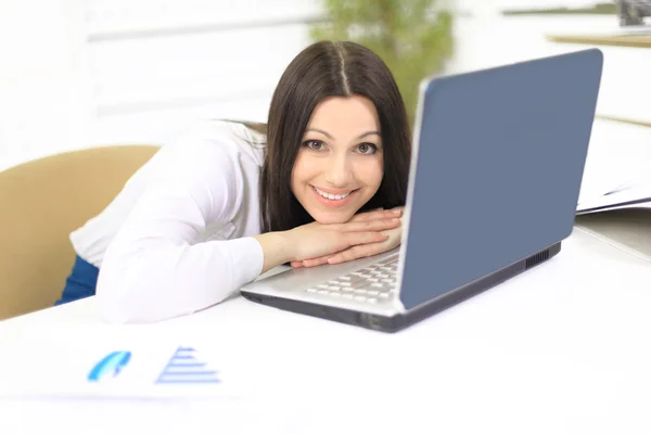 Güzel bir iş kadını ofiste bir laptop için — Stok fotoğraf