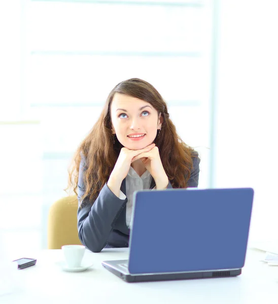 Giovane donna d'affari sognante, lavorando con il computer portatile . — Foto Stock