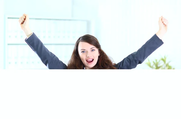 Güzel bir iş kadını Office programlarını afişi, eller yukarı. — Stok fotoğraf