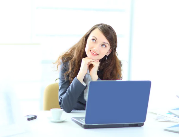 Jonge dromerige zakenvrouw, werken met de laptop. — Stockfoto