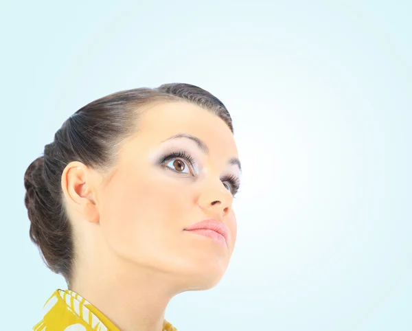 Retrato de cerca de una mujer hermosa. Aislado sobre fondo azul . — Foto de Stock