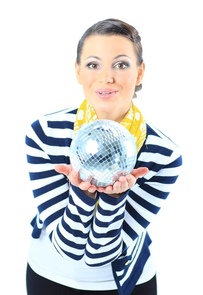 Menina bonita com uma esfera de espelho em um fundo branco . — Fotografia de Stock