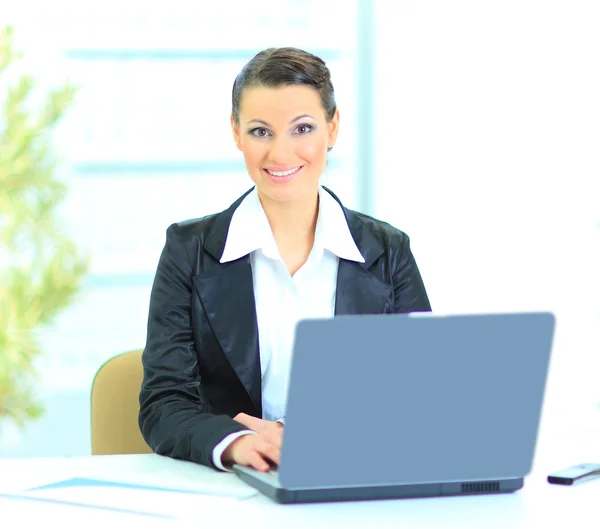 Mooie zakenvrouw voor het werken met de laptop in het kantoor. — Stockfoto