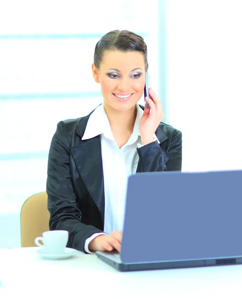 Przemyślany biznes kobieta w biurze uśmiechnięty, prowadzi negocjacje w telefonie. — Zdjęcie stockowe
